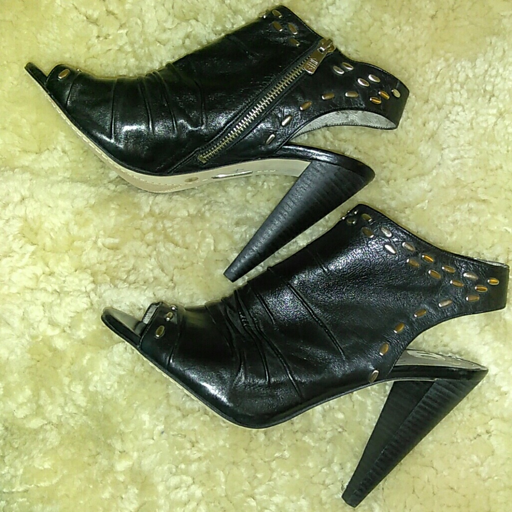 VINCE CAMUTO BLACK LAMBSKIN BOOTIE SANDAL